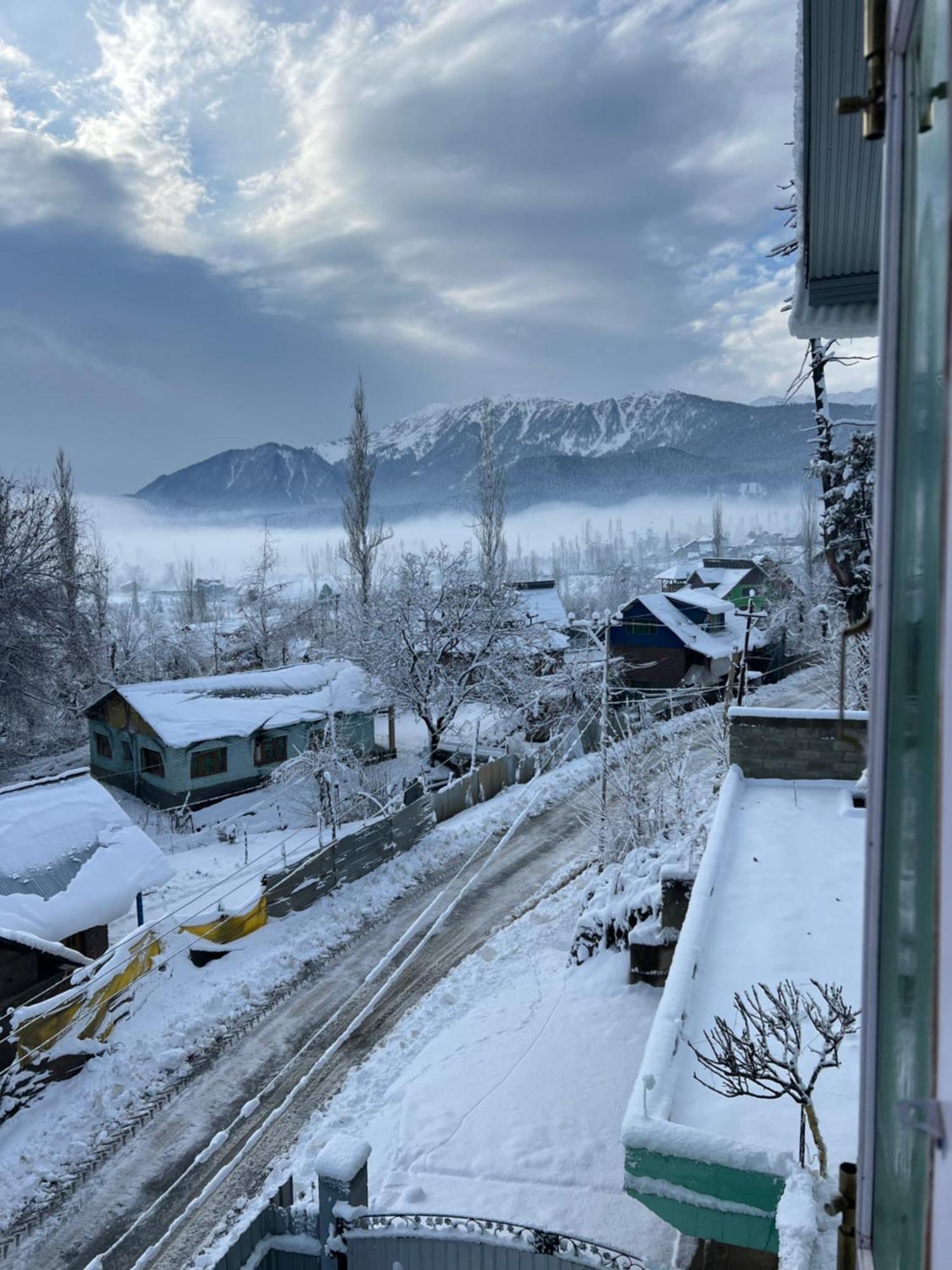 Everest Guest House Гульмарг Экстерьер фото