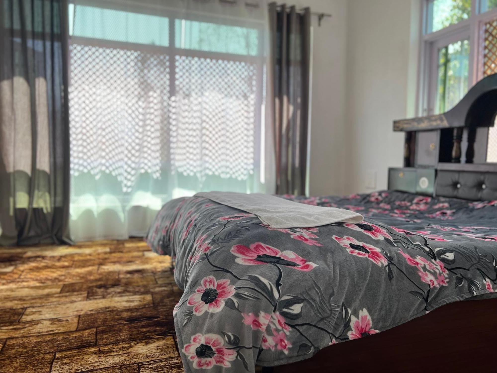 Everest Guest House Гульмарг Экстерьер фото