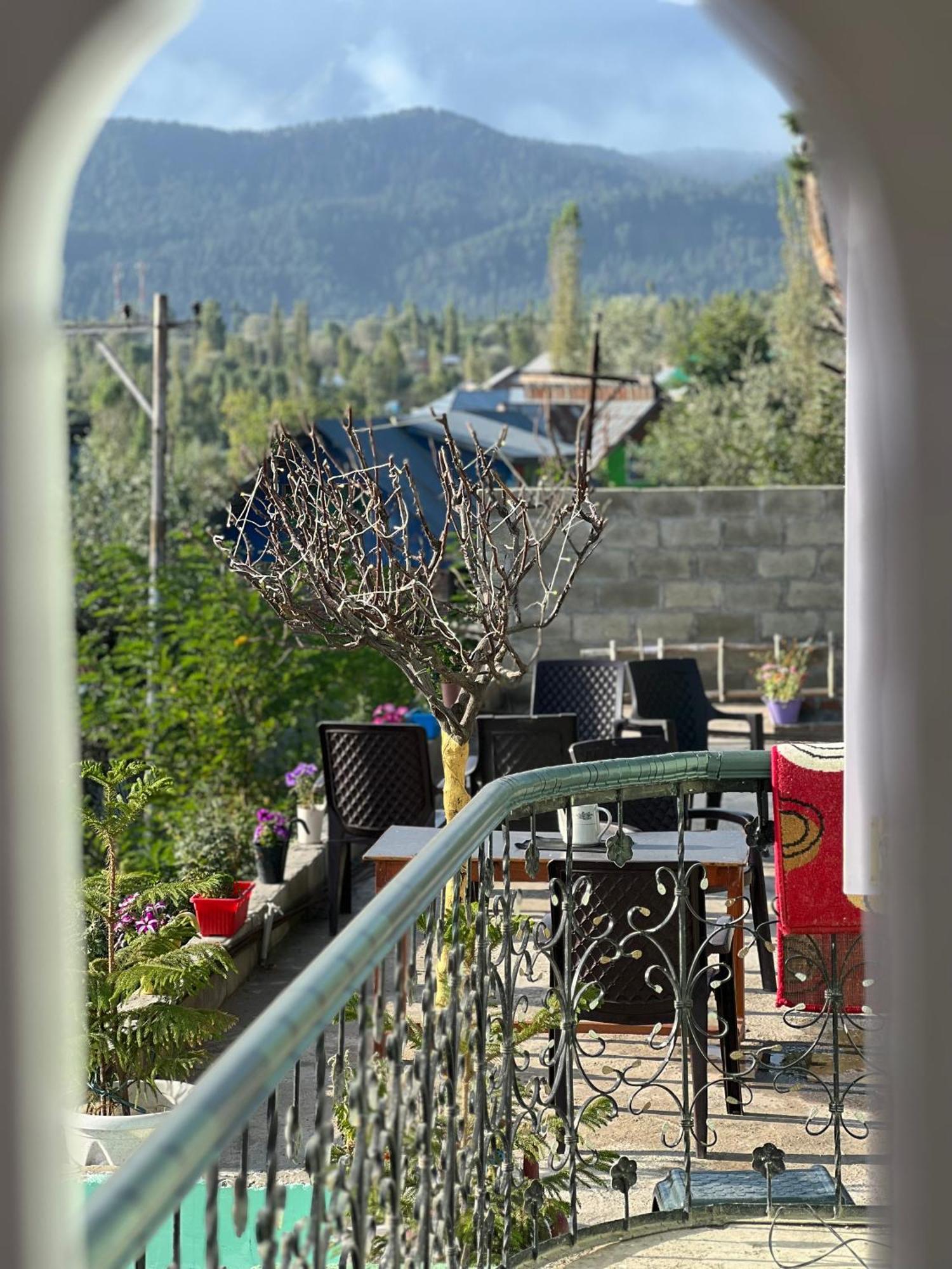 Everest Guest House Гульмарг Экстерьер фото