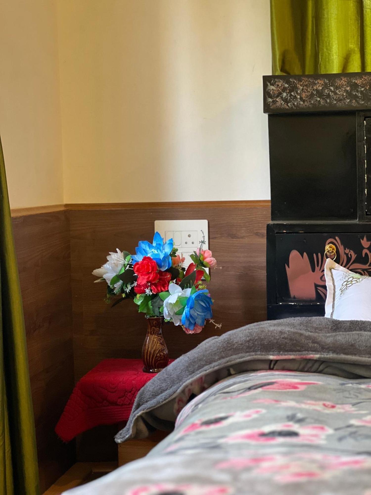 Everest Guest House Гульмарг Экстерьер фото