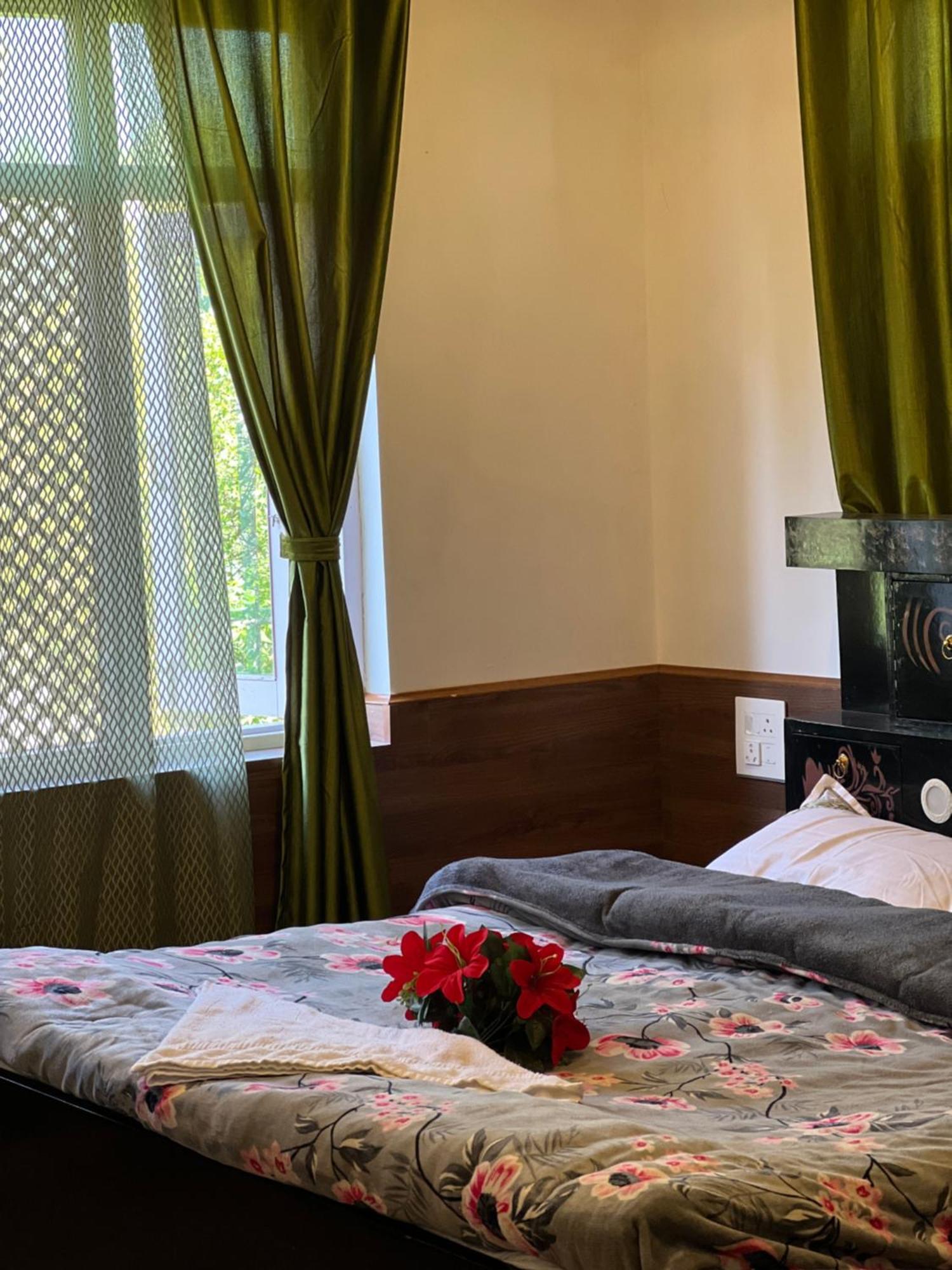 Everest Guest House Гульмарг Экстерьер фото