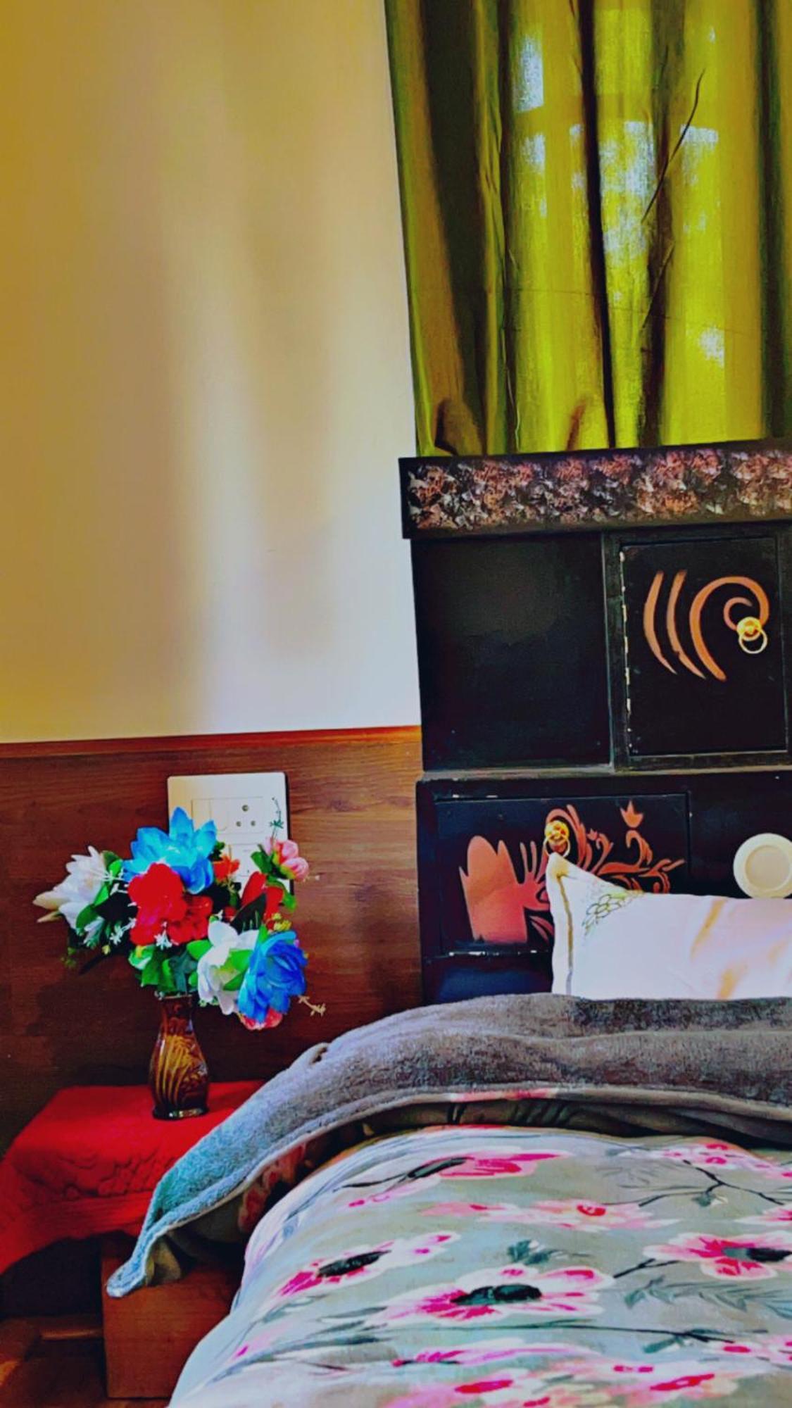 Everest Guest House Гульмарг Экстерьер фото