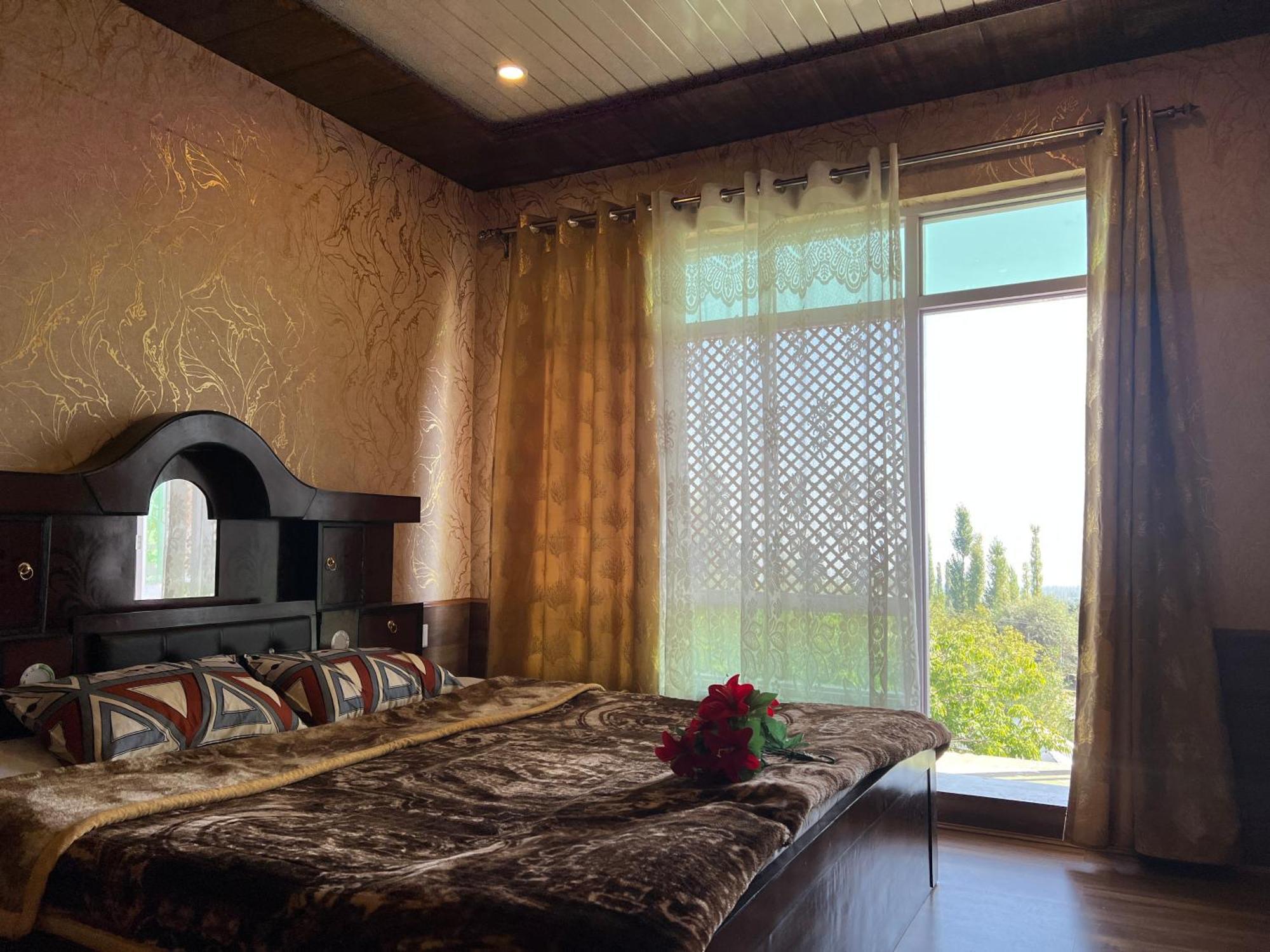 Everest Guest House Гульмарг Экстерьер фото