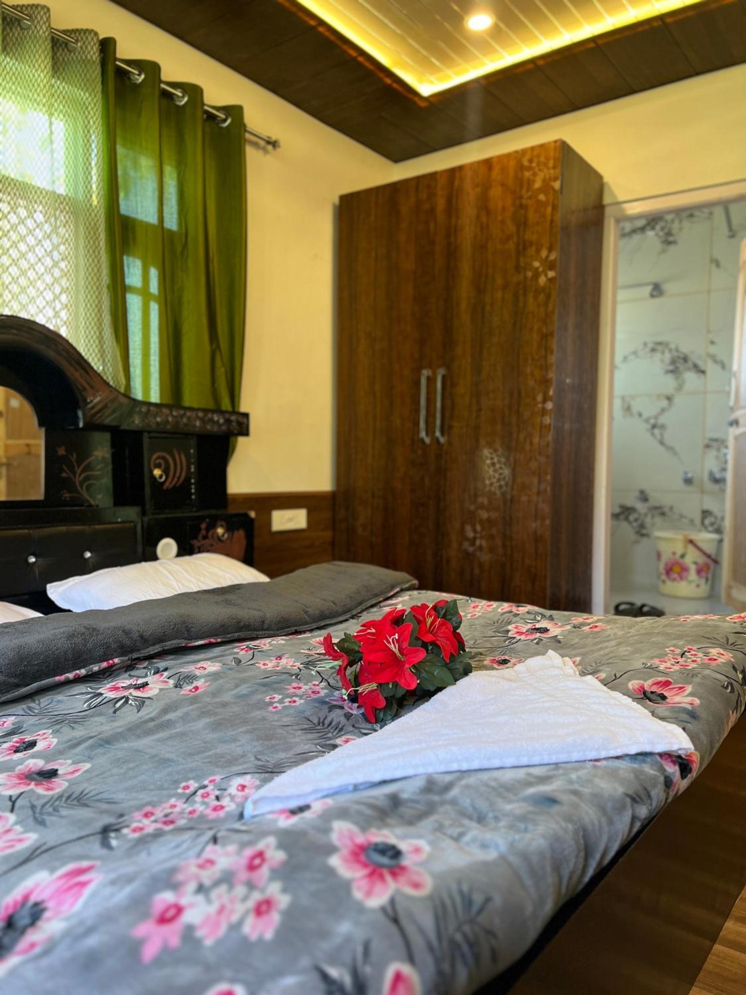 Everest Guest House Гульмарг Экстерьер фото