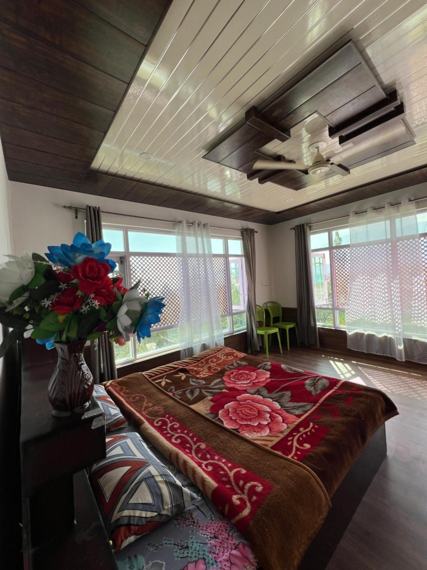 Everest Guest House Гульмарг Экстерьер фото