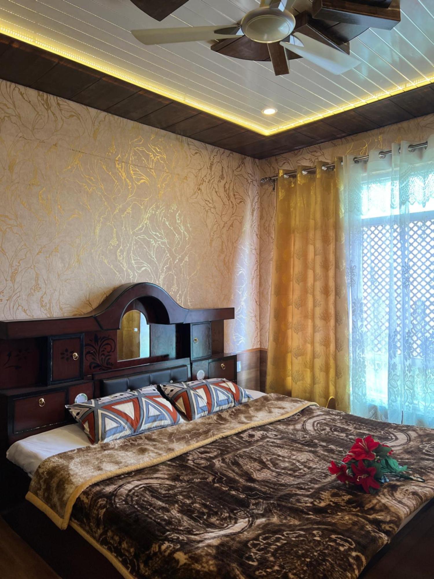 Everest Guest House Гульмарг Экстерьер фото